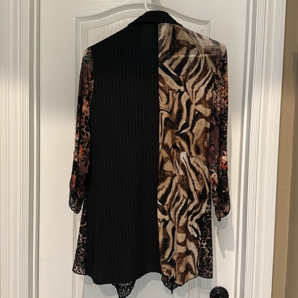 CALESSA BLACK LEOPARD ASYMMETRICAL BUTTON DOWN TOP w/COLLAR-ROLLABLE SLEEVES SzL - Picture 3 of 14